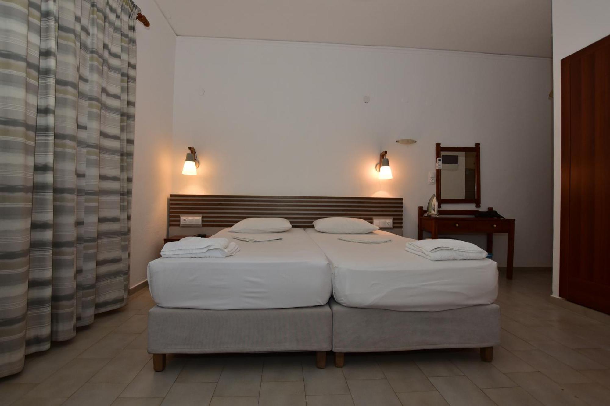 Morpheas Rooms Paleochora Exterior foto
